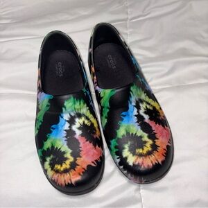 🌈 Crocs Neria Pro II Graphic Tie Dye Rainbow Clog Shoes Size 7 Non Slip
